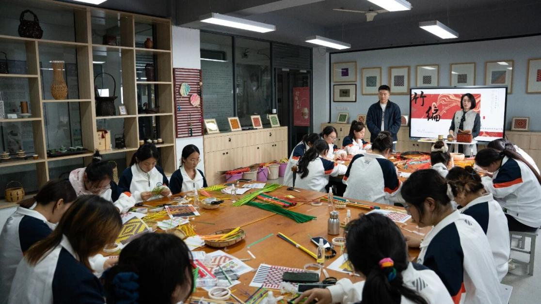为非遗“添彩”，为青春“赋能”：江苏建院的文化育人新实践